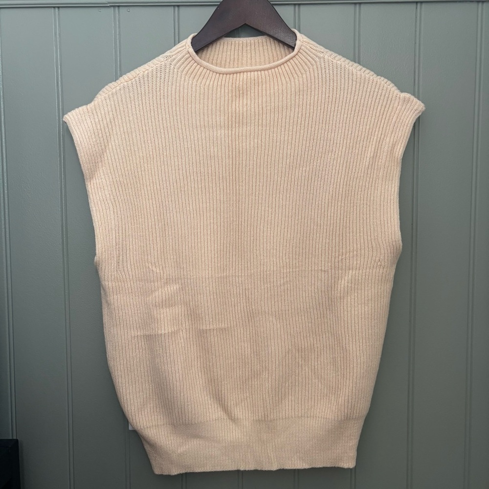 • Knitted Sleeveless Top •